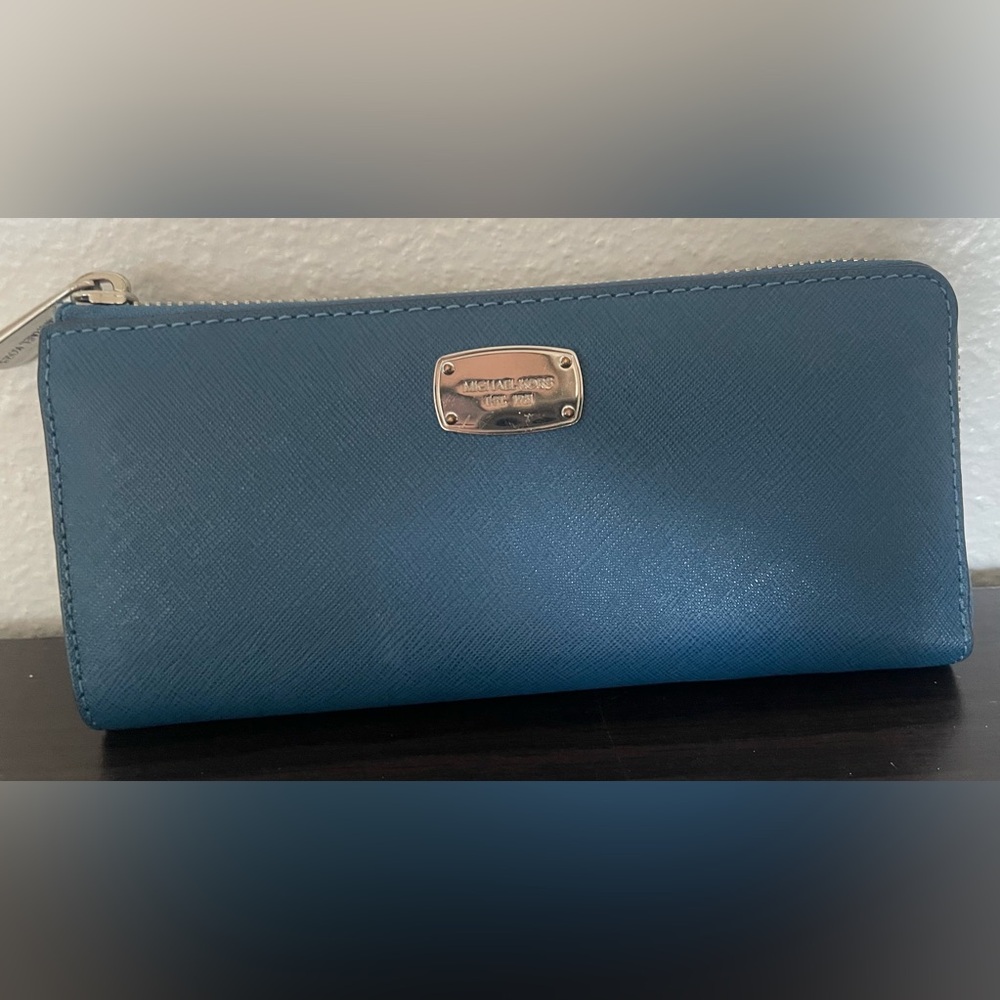 Michael Kors -Blue Leather Wallet large capacity will hold a phone! - Picture 13 of 13